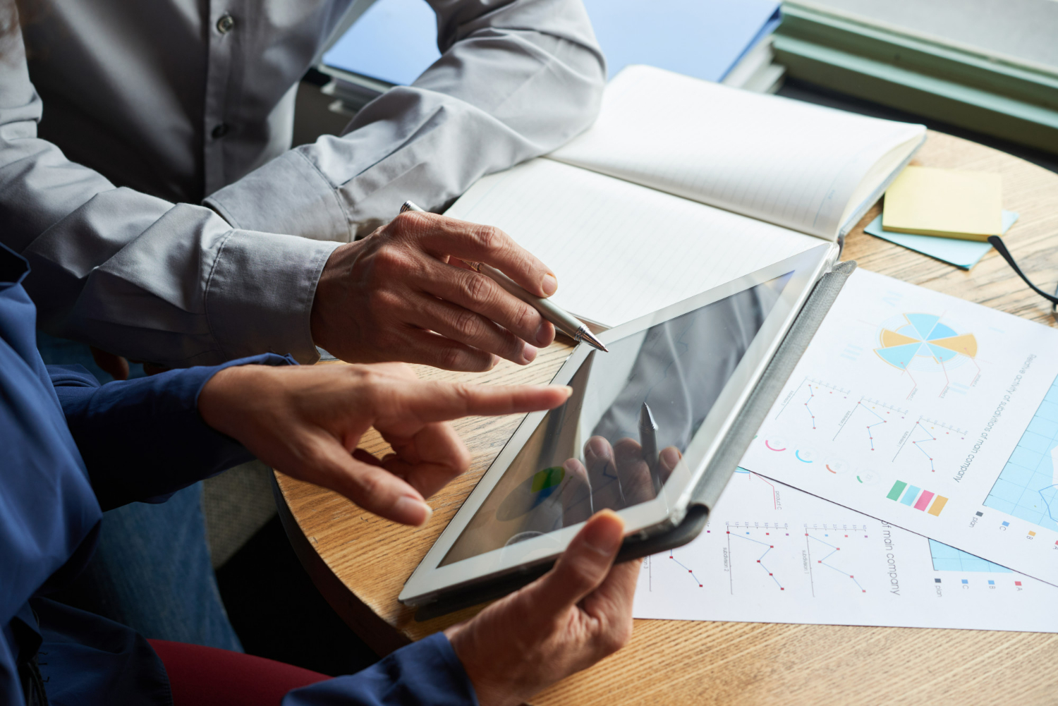 Optimizes the procurement process with technology and strategy